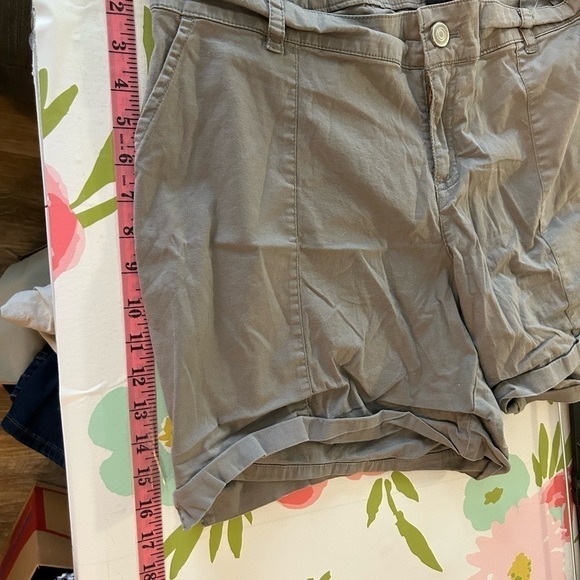 Lane Bryant 16 cotton and spandex blend. Cargo shorts. - Picture 3 of 5